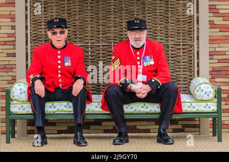 Chelsea, London, Großbritannien. 23.. Mai 2022. Zwei Chelsea Rentner scherzen herum und posieren für die Kameras, während sie sich auf einer Bank ausruhen. Der Chelsea Flower Show Press Day sieht eine Vorschau der Show vor, die in das Royal Hospital Chelsea zurückkehrt und dieses Jahr vom 24. Bis 28. Mai stattfindet. Kredit: Imageplotter/Alamy Live Nachrichten Stockfoto