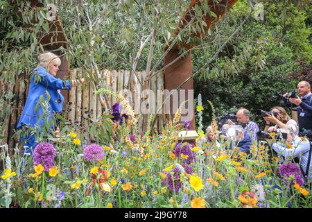 Chelsea, London, Großbritannien. 23.. Mai 2022. Schauspielerin Joanna Lumley posiert für Fotografen im Body Shop Regeneration Garden. Der Chelsea Flower Show Press Day sieht eine Vorschau der Show vor, die in das Royal Hospital Chelsea zurückkehrt und dieses Jahr vom 24. Bis 28. Mai stattfindet. Kredit: Imageplotter/Alamy Live Nachrichten Stockfoto