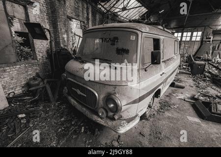 Urbex, verlassene alte Garage mit einem alten Auto Stockfoto