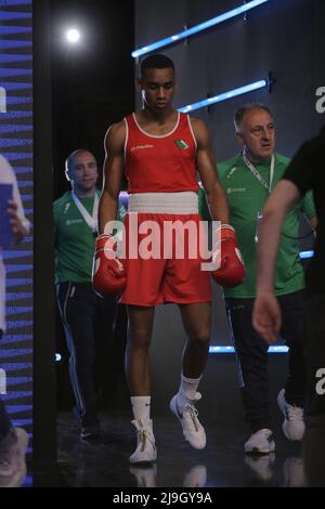 Yerevan, Armenien, am 23. 2022. Mai tritt Gabriel Dossen (Rot) aus Irland während der EUBC Elite European Men’s Boxing Championships 2022, Hrach Khachatryan/ Alamy Live News, gegen Miguel Entrena Cuadrado aus Span (Blau) an Stockfoto