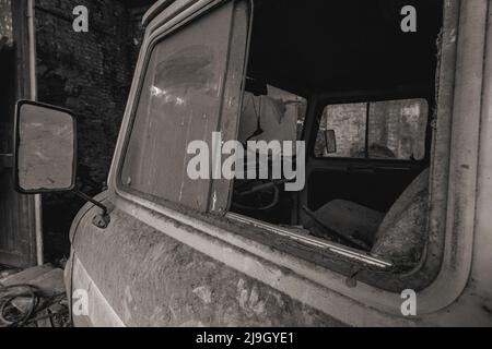 Urbex, verlassene alte Garage mit einem alten Auto Stockfoto