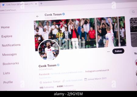 KONSKIE, POLEN - 21. Mai 2022: Der offizielle Twitter-Account von Cenk Tosun wird auf dem Laptop-Bildschirm angezeigt Stockfoto