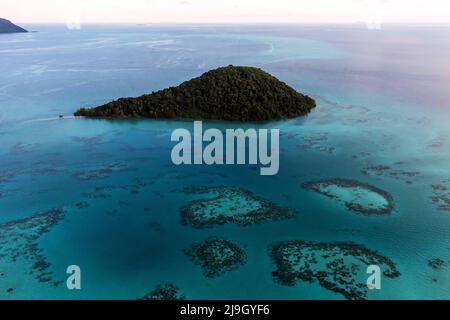 Drohne Blick auf ein Meer mit türkisfarbenem Wasser Sabah Borneo Malaysia Stockfoto
