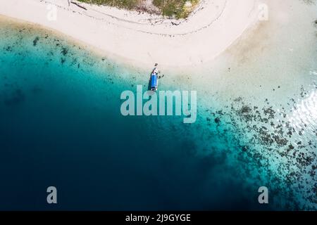 Drohne Blick auf ein Boot, weißen Sandstrand und türkisfarbenes Meer Stockfoto