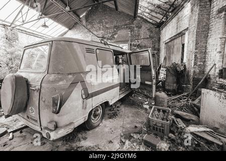 Urbex, verlassene alte Garage mit einem alten Auto Stockfoto
