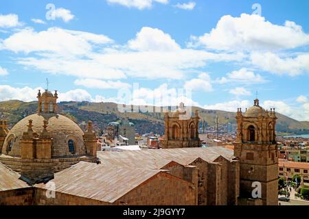 Atemberaubende Luftaussicht auf die Kathedrale von Puno am Ufer des Titicacasees und den Ausläufern der Anden, Puno City, Peru, Südamerika Stockfoto