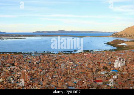 Beeindruckende Luftaussicht auf den Titicacasee und die Stadt Puno Blick vom Condor Hill View Point in Puno, Peru, Südamerika Stockfoto