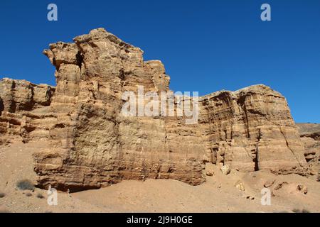 Relieftürme-Felsen der Charyn Sand-Ton-Schlucht im Sommer vor dem Hintergrund eines klaren Himmels Stockfoto