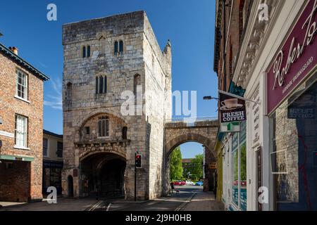 Frühlingsmorgen in der Monk Bar im Zentrum von York, England. Stockfoto