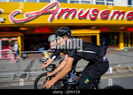 Kiaan Watts of Global 6 Cycling wärmt sich vor dem Rennen der Sportsbreaks Tour Series in Clacton on on Sea, Essex, Großbritannien, auf. Reitstraße Stockfoto