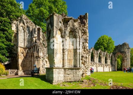 Frühlingsmorgen in den Ruinen der St. Mary's Abbey in York, England. Stockfoto