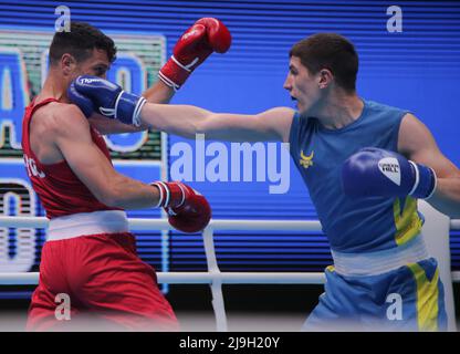 Yerevan, Armenien, am 23. 2022. Mai tritt George Crotty aus Großbritannien (Rot) gegen Ivan Sapun aus der Ukraine (Blau) bei der EUBC Elite European Men’s Boxing Championships 2022, Hrach Khachatryan/ Alamy Live News an Stockfoto