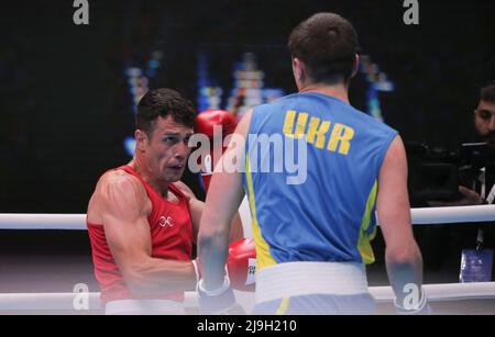 Yerevan, Armenien, am 23. 2022. Mai tritt George Crotty aus Großbritannien (Rot) gegen Ivan Sapun aus der Ukraine (Blau) bei der EUBC Elite European Men’s Boxing Championships 2022, Hrach Khachatryan/ Alamy Live News an Stockfoto