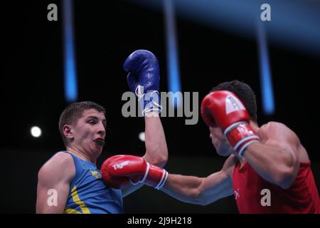 Yerevan, Armenien, am 23. 2022. Mai tritt George Crotty aus Großbritannien (Rot) gegen Ivan Sapun aus der Ukraine (Blau) bei der EUBC Elite European Men’s Boxing Championships 2022, Hrach Khachatryan/ Alamy Live News an Stockfoto