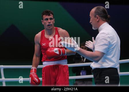 Yerevan, Armenien, am 23. 2022. Mai tritt George Crotty aus Großbritannien (Rot) gegen Ivan Sapun aus der Ukraine (Blau) bei der EUBC Elite European Men’s Boxing Championships 2022, Hrach Khachatryan/ Alamy Live News an Stockfoto