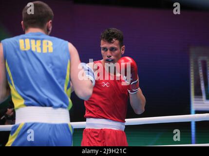 Yerevan, Armenien, am 23. 2022. Mai tritt George Crotty aus Großbritannien (Rot) gegen Ivan Sapun aus der Ukraine (Blau) bei der EUBC Elite European Men’s Boxing Championships 2022, Hrach Khachatryan/ Alamy Live News an Stockfoto