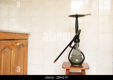 Eine Shisha steht in der Küche in einer Wohnung zu Hause und raucht eine Shisha Stockfoto