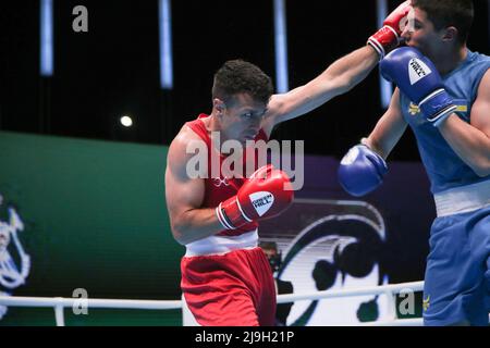 Yerevan, Armenien, am 23. 2022. Mai tritt George Crotty aus Großbritannien (Rot) gegen Ivan Sapun aus der Ukraine (Blau) bei der EUBC Elite European Men’s Boxing Championships 2022, Hrach Khachatryan/ Alamy Live News an Stockfoto