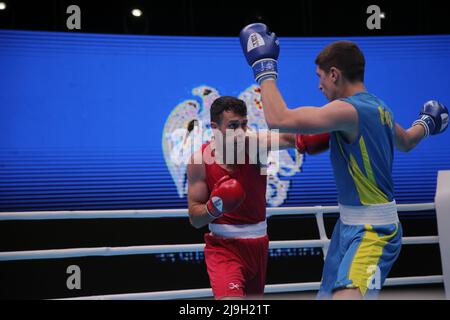 Yerevan, Armenien, am 23. 2022. Mai tritt George Crotty aus Großbritannien (Rot) gegen Ivan Sapun aus der Ukraine (Blau) bei der EUBC Elite European Men’s Boxing Championships 2022, Hrach Khachatryan/ Alamy Live News an Stockfoto