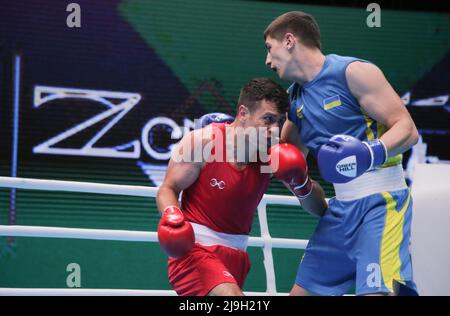 Yerevan, Armenien, am 23. 2022. Mai tritt George Crotty aus Großbritannien (Rot) gegen Ivan Sapun aus der Ukraine (Blau) bei der EUBC Elite European Men’s Boxing Championships 2022, Hrach Khachatryan/ Alamy Live News an Stockfoto