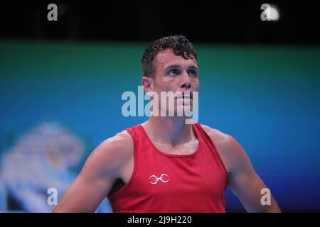 Yerevan, Armenien, am 23. 2022. Mai tritt George Crotty aus Großbritannien (Rot) gegen Ivan Sapun aus der Ukraine (Blau) bei der EUBC Elite European Men’s Boxing Championships 2022, Hrach Khachatryan/ Alamy Live News an Stockfoto