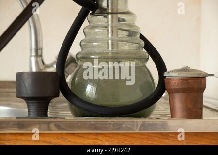 Eine Shisha steht in der Küche in einer Wohnung zu Hause und raucht eine Shisha Stockfoto