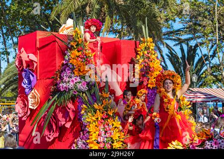 Funchal, Madeira - 8. Mai 2022: Das berühmte Blumenfest (Festa da Flor) auf Madeira. Die Blumenparade in Funchal. Stockfoto