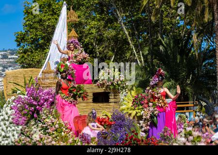 Funchal, Madeira - 8. Mai 2022: Das berühmte Blumenfest (Festa da Flor) auf Madeira. Die Blumenparade in Funchal. Stockfoto