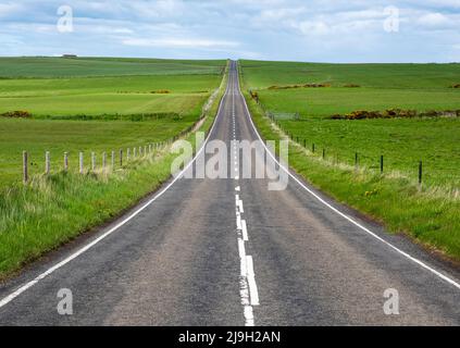 Die Hauptstraße A961 auf South Ronaldsay, Orkney Islands, Schottland. Stockfoto