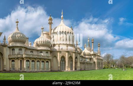 Der Royal Pavilion, auch bekannt als Brighton Pavilions, ist eine ehemalige königliche Residenz der Klasse I, die sich an der Grand Parade in Brighton befindet. Der pa Stockfoto