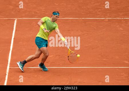 Paris, Frankreich. 23.. Mai 2022. RAPHAEL NADAL aus Spanien gibt den Ball an JORDAN THOMPSON aus Australien zurück während der ersten Runde bei den French Open 2022, Grand Slam Tennisturnier im Roland-Garros Stadium - Paris Frankreich.Raphael Nadal gewann: 6:2 6:2 6:2 (Bild der Bildquelle: © Pierre Stevenin/ZUMA Press Wire) Stockfoto