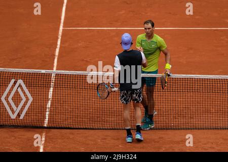 Paris, Frankreich. 23.. Mai 2022. RAPHAEL NADAL aus Spanien gibt den Ball an JORDAN THOMPSON aus Australien zurück während der ersten Runde bei den French Open 2022, Grand Slam Tennisturnier im Roland-Garros Stadium - Paris Frankreich.Raphael Nadal gewann: 6:2 6:2 6:2 (Bild der Bildquelle: © Pierre Stevenin/ZUMA Press Wire) Stockfoto