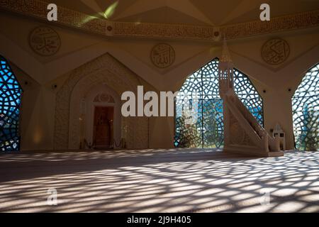 Minbar und Mihrab von der Marmara Ilahiyat Moschee in Istanbul mit Schatten der Dekorationen an der Wand. Islamisches Hintergrundbild. Istanbul Türkei - 11,4 Stockfoto