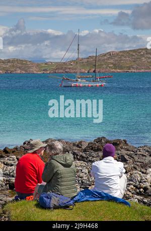 Isle of Iona, Innere Hebriden, Schottland, Großbritannien. 23. Mai 2022. Sonniger Nachmittag nach dem morgendlichen Nieselregen, die Temperatur steigt am Nachmittag auf 18 Grad, leichte Beeze hält die Mücken in Schach. Im Bild: Familie havng ein angenehmes Picknick mit einem schönen Blick über Sound of Iona. Quelle: Arch White/Alamy Live News. Stockfoto