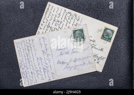 Potsdam, Deutschland - 06. MAI 2022. Alte Postkarten aus den Jahren 1935 und 1939 mit Briefmarken, die das Porträt des deutschen Reichspräsidenten Paul von Hindenburg zeigen, Stockfoto