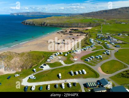 Luftaufnahme des Sango Sands Oasis Wohnwagens und Campingplatzes in Durness an der North Coast 500 Route, Sutherland, Schottland Stockfoto