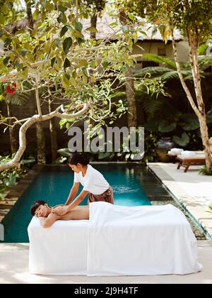 Frau, die eine Massage in einer privaten Poolvilla, Kayumanis Ubud, Bali, Indonesien, erhält. Stockfoto