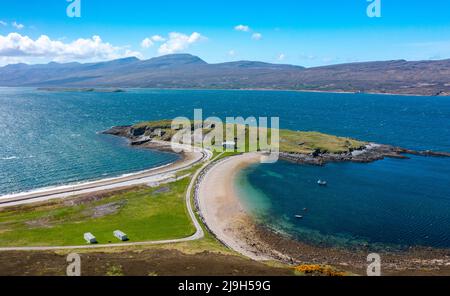 Luftaufnahme des alten Ferry House, Kalköfen und Strände bei ARD Neakie in Loch Eriboll, Scottish Highlands, Sutherland, Stockfoto