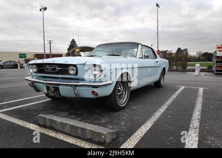 Pleyber-Christ, Frankreich - Januar 05 2022: 1966 Ford Mustang GT Cabrio 289 auf einem Parkplatz. Stockfoto