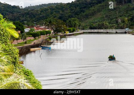 Nilo Pecanha, Bahia, Brasilien - 01. Juli 2018: Boot auf dem Nilwasser in der Stadt Nilo Pecanha im brasilianischen Bundesstaat Bahia. Stockfoto