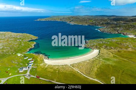 Luftaufnahme von der Drohne des Strandes von Achmelvich in Assynt, Sutherland, Highland, Schottland Stockfoto