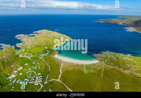 Luftaufnahme von der Drohne des Strandes von Achmelvich in Assynt, Sutherland, Highland, Schottland Stockfoto