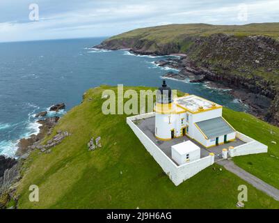 Luftaufnahme von der Drohne des Stoer Head Lighthouse in Assynt, Highland Region, Schottland Stockfoto