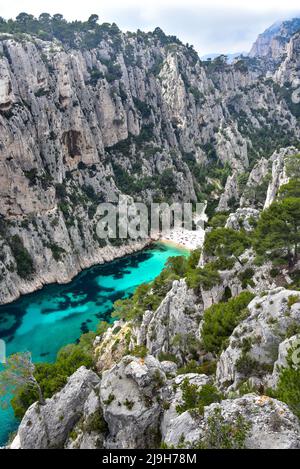 Badestrand in der Calanque d'en-Vau bei Cassis an der Côte d'Azur in der Provence, Frankreich, Europa Stockfoto