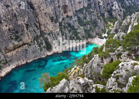 Badestrand in der Calanque d'en-Vau bei Cassis an der Côte d'Azur in der Provence, Frankreich, Europa Stockfoto