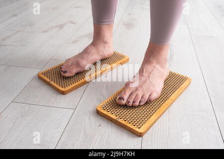 Nagel stehen Praxis Frau Beine auf Sadhu Bord Yoga Meditation Fußmassage Stockfoto