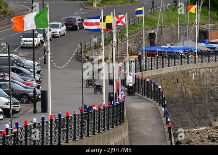 Clevedon, Großbritannien. 23.. Mai 2022. An einem milden Montagabend am Klevedon Seafront sitzen gestrickte Hüte in allen Farben auf dem Sicherheitsgeländer, das über die gesamte Promenade läuft und sich auf das Platin-Jubiläum der Königin vorbereitet. Bildquelle: Robert Timoney Alamy Live News Stockfoto