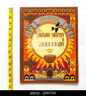 Die russische Volksgeschichte 'Dobrynya Nikitich und Aljosha Popowitsch' (russisch: Добрыня Никитич и Алёша Попович), veröffentlicht 1979 in Russland. Stockfoto