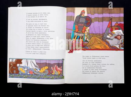 Die russische Volksgeschichte 'Dobrynya Nikitich und Aljosha Popowitsch' (russisch: Добрыня Никитич и Алёша Попович), veröffentlicht 1979 in Russland. Stockfoto