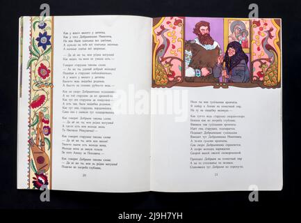 Die russische Volksgeschichte 'Dobrynya Nikitich und Aljosha Popowitsch' (russisch: Добрыня Никитич и Алёша Попович), veröffentlicht 1979 in Russland. Stockfoto